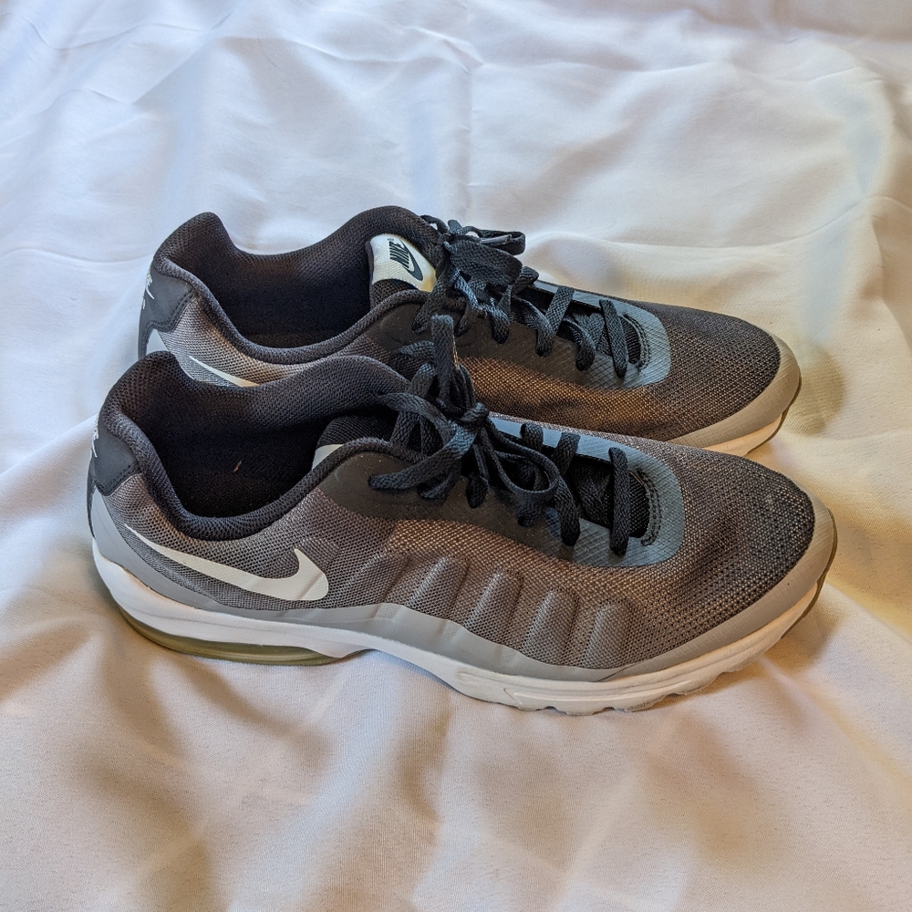 Men's Nike Air Max Invigor Size 13 Color Grey/White